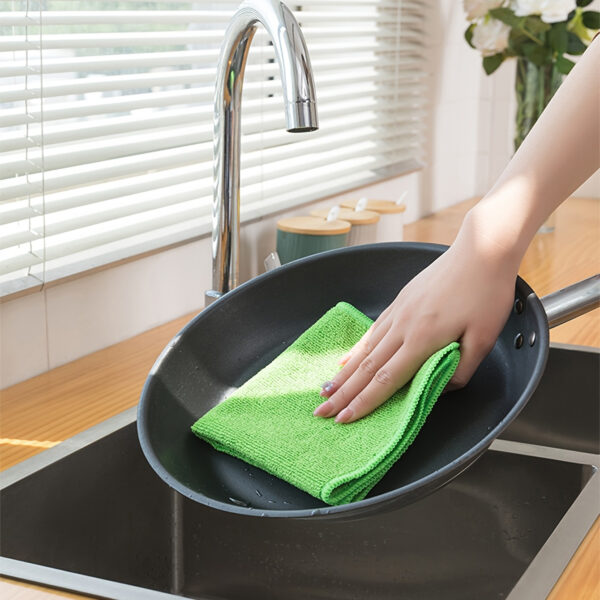 Durable and absorbent microfiber cleaning cloth for efficient dusting and wiping.