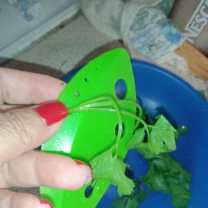 1pc leaf stripper and kitchen vegetable leaf peeler, designed for easily removing leaves from stems.